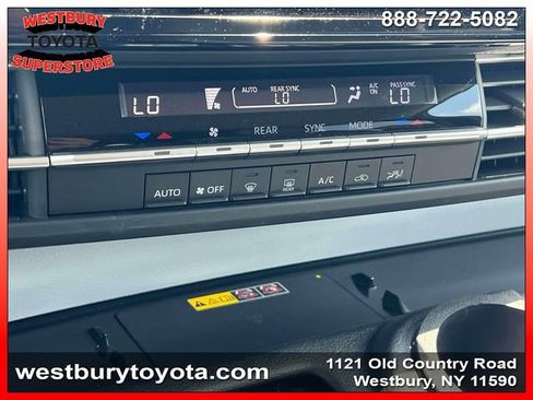 Used 2025 Toyota Sienna LE FWD image 35