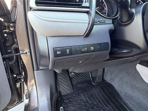 Used 2018 Toyota Camry LE image 30