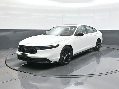 Used 2025 Honda Accord Sport image 3