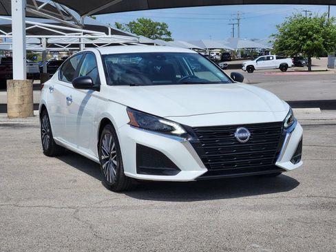 Used 2025 Nissan Altima 2.5 SV FWD image 3