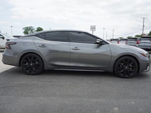 Used 2022 Nissan Maxima SR w/ Sport Mat Group FWD image 6
