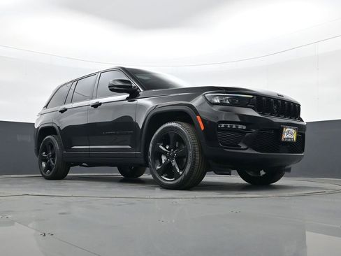 Used 2024 Jeep Grand Cherokee Limited w/ Black Appearance Package image 23