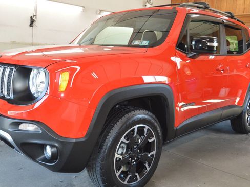 Used 2023 Jeep Renegade Latitude AWD/4WD image 40