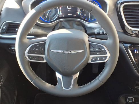 Used 2025 Chrysler Pacifica Select FWD image 12
