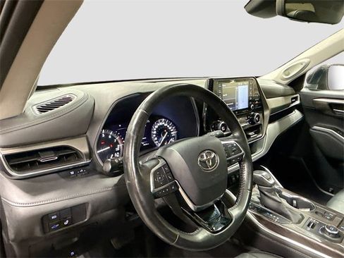 Used 2020 Toyota Highlander Limited image 10
