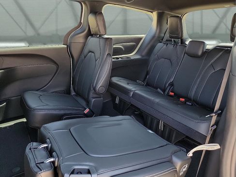 New 2026 Chrysler Pacifica Select FWD image 8