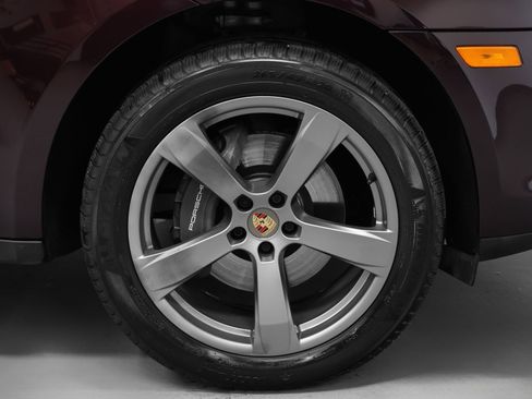 Certified 2024 Porsche Macan AWD/4WD image 16