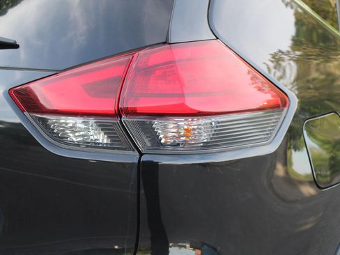 Used 2017 Nissan Rogue SV AWD/4WD image 43