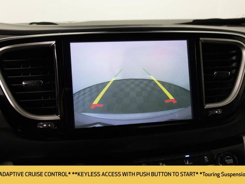 Used 2023 Chrysler Pacifica Touring-L image 7