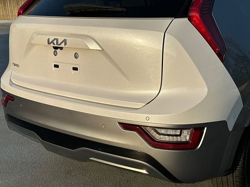 Certified 2023 Kia Niro Wave w/ Wave Preserve Package FWD image 5