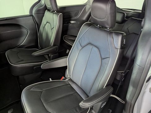 New 2026 Chrysler Pacifica Limited image 15