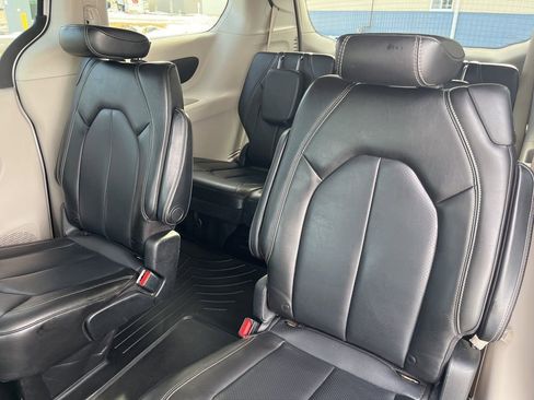 Used 2021 Chrysler Voyager Lxi image 13