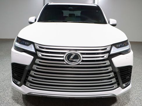 Used 2025 Lexus LX 600 4WD w/ Luxury Package image 4