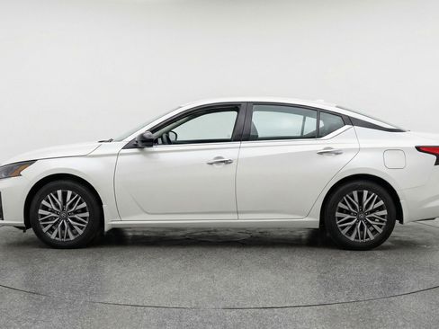 Used 2025 Nissan Altima 2.5 SV image 5