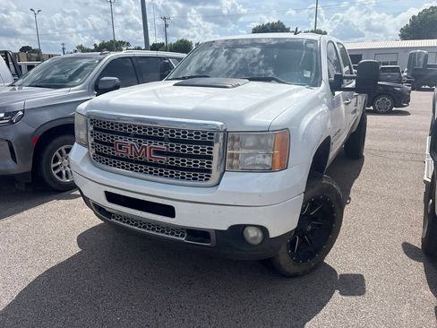 Used 2014 GMC Sierra 2500 Denali w/ Suspension Package, Off-Road AWD/4WD image 21