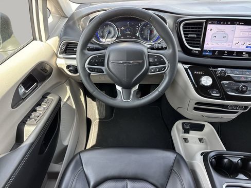Used 2023 Chrysler Pacifica Touring-L image 13