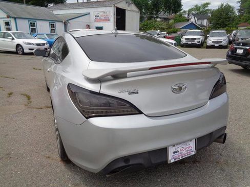 Used 2010 Hyundai Genesis 3.8 RWD image 9