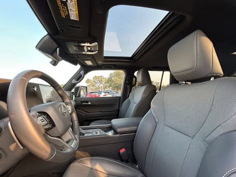 Used 2025 Lexus GX 550 AWD/4WD image 12