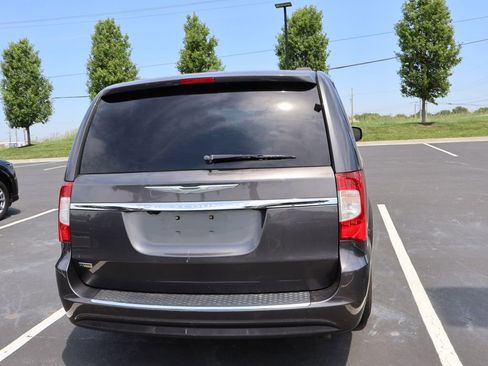 Used 2016 Chrysler Town & Country Touring FWD image 11