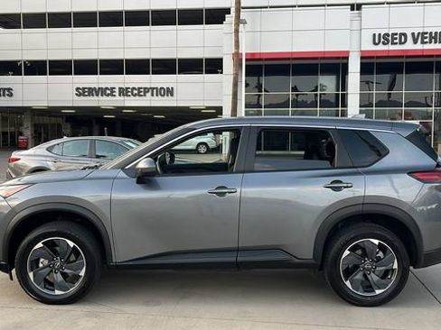Used 2024 Nissan Rogue SV FWD image 3