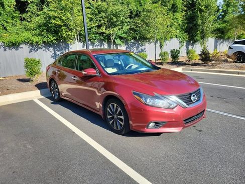 Used 2017 Nissan Altima 2.5 SL w/ 2.5 Technology Package FWD image 3