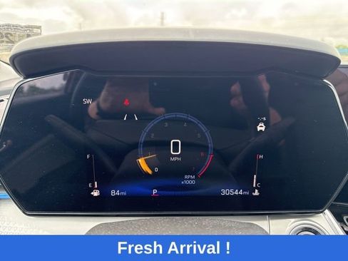 Used 2025 Chevrolet Trax LT w/ LT Convenience Package image 4