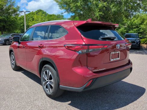 Used 2023 Toyota Highlander XLE FWD image 4