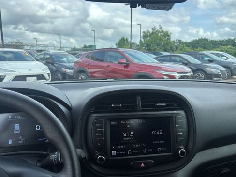 Used 2025 Kia Soul LX w/ LX Technology Package image 17