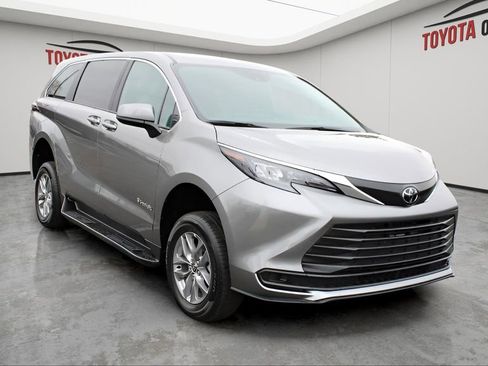 Used 2026 Toyota Sienna LE image 6