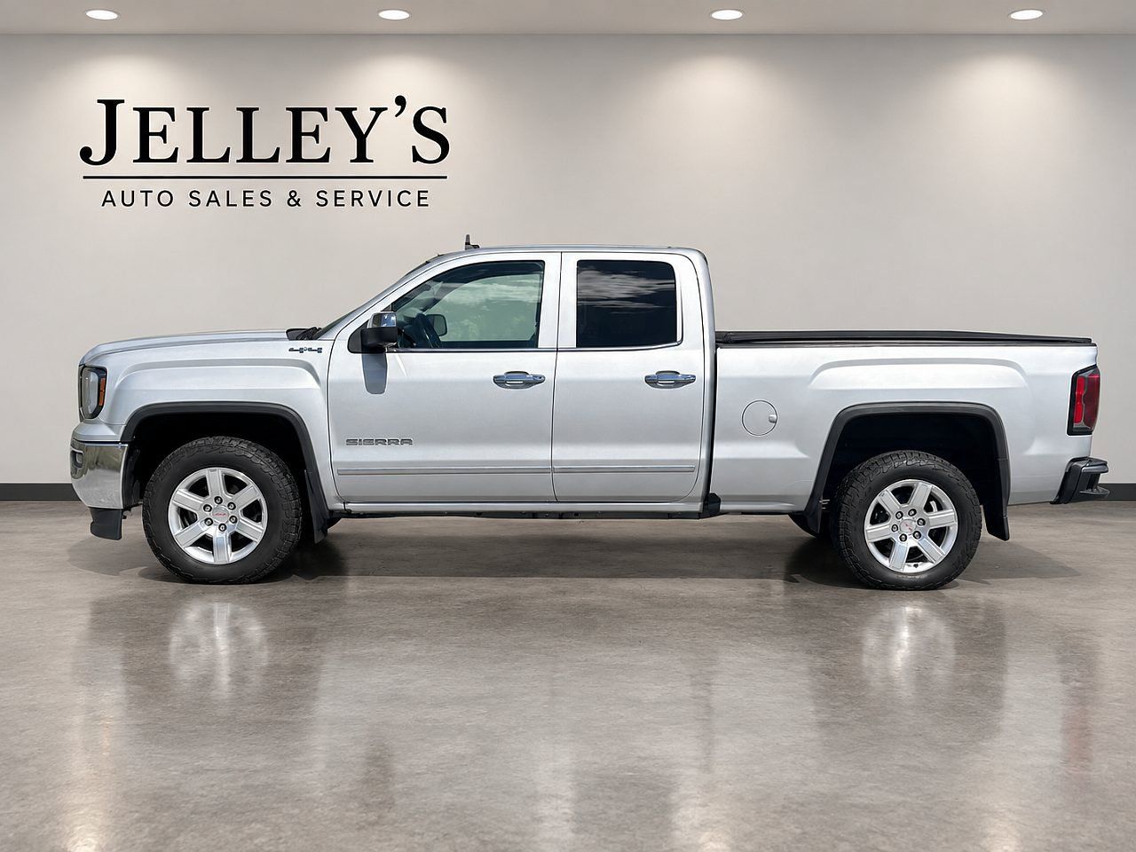 Used 2018 GMC Sierra 1500 SLT AWD/4WD image 1