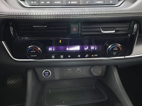 Used 2023 Nissan Rogue SV image 18