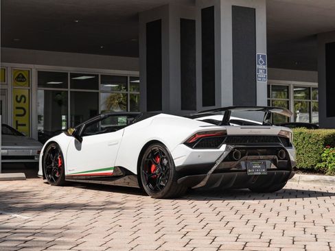 Used 2018 Lamborghini Huracan Performante image 40