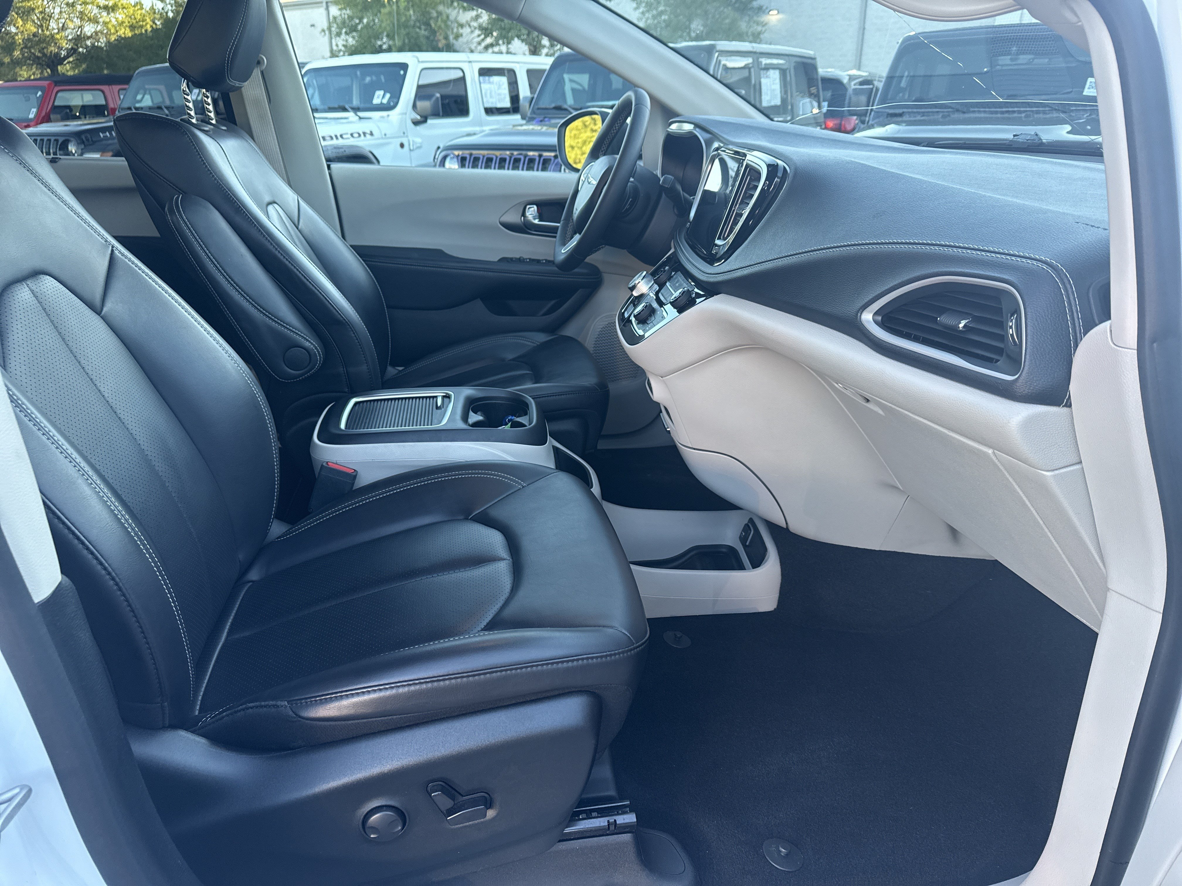 Used 2023 Chrysler Pacifica Touring-L w/ Uconnect Theater Family Group AWD/4WD image 13