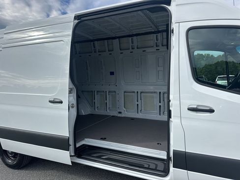 Used 2025 Mercedes-Benz Sprinter 2500 image 23