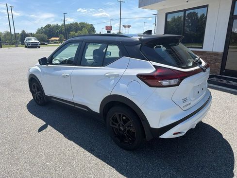 Used 2023 Nissan Kicks SR w/ SR Premium Package FWD image 7
