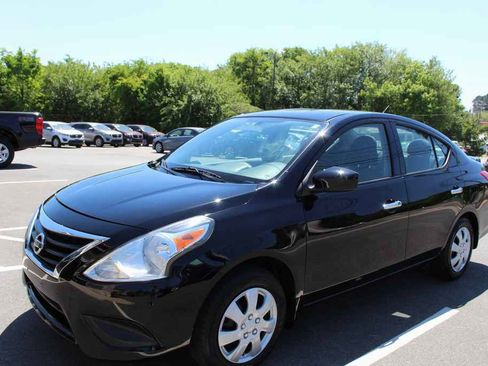 Used 2015 Nissan Versa SV image 1