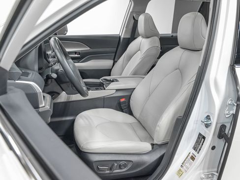 Used 2025 Toyota Grand Highlander AWD Hybrid image 16