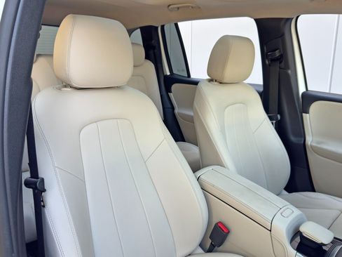 Used 2022 Mercedes-Benz GLB 250 w/ Premium Package Lite image 37