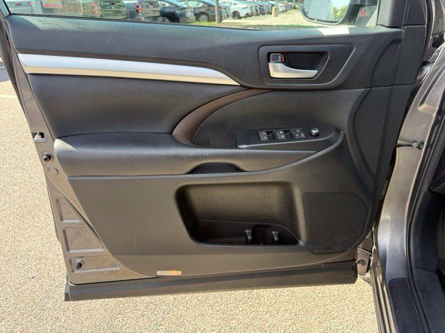 Used 2018 Toyota Highlander XLE AWD/4WD image 17