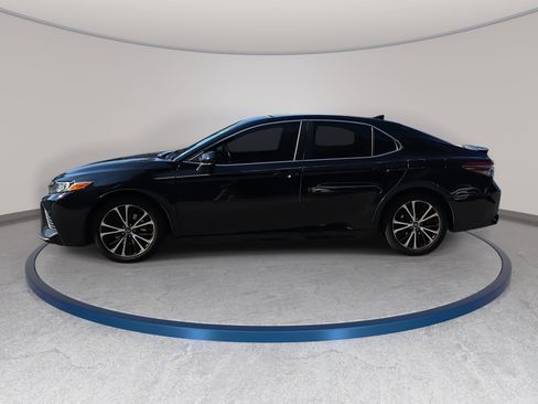Used 2019 Toyota Camry SE FWD image 3