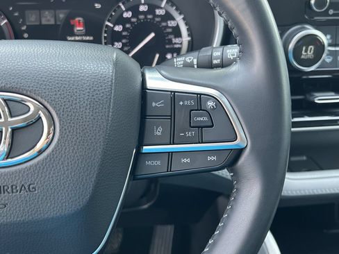 Used 2021 Toyota Highlander XLE FWD image 12