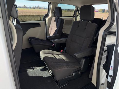 Used 2018 Dodge Grand Caravan SE w/ UConnect Hands-Free Group image 23