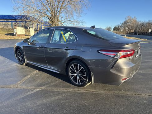Used 2019 Toyota Camry SE image 3