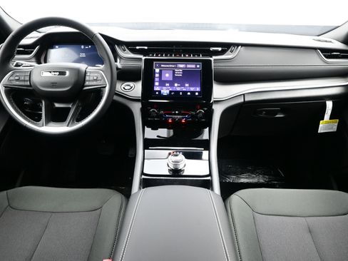 New 2026 Jeep Grand Cherokee Laredo image 9