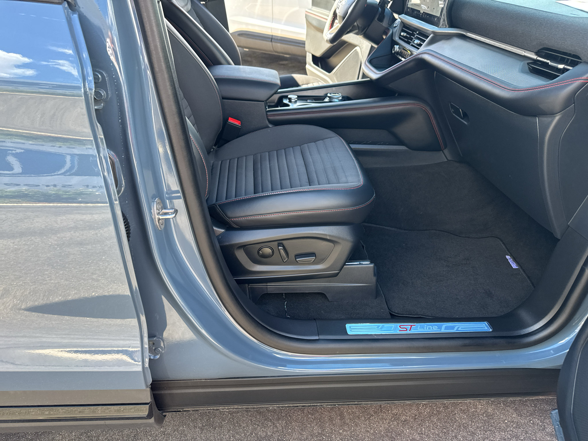 Used 2026 Ford Explorer ST-Line RWD image 25