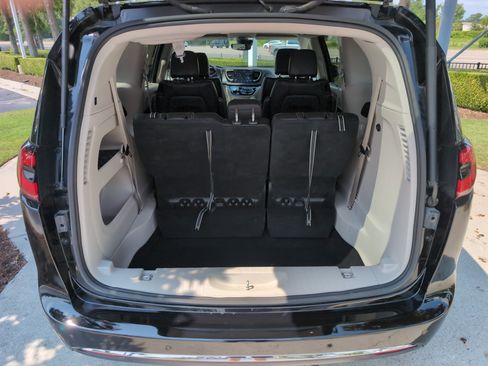 Used 2024 Chrysler Pacifica Touring-L FWD image 31