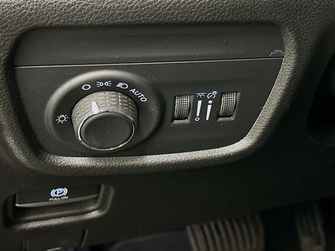 Used 2023 Jeep Grand Cherokee Laredo AWD/4WD image 17