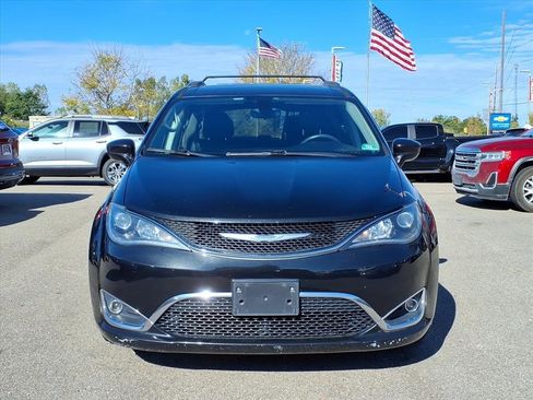 Used 2018 Chrysler Pacifica Touring-L image 2