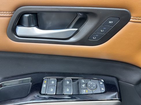 Used 2025 Nissan Pathfinder Platinum image 30