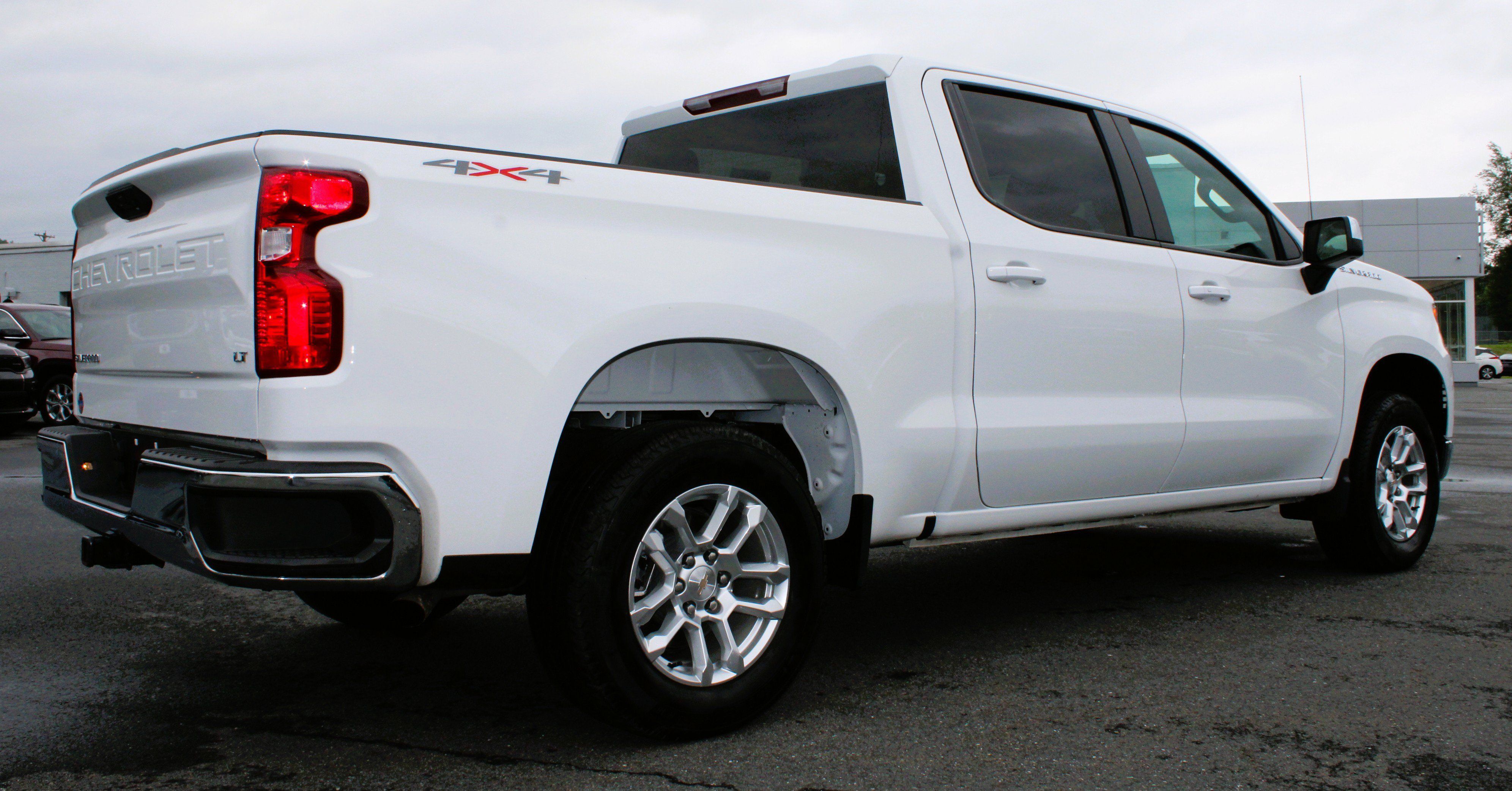 Used 2025 Chevrolet Silverado 1500 LT AWD/4WD image 7